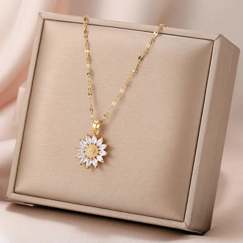 New Fashion Sunflower Necklace – 18K Gold Plated Stainless Steel Clavicle Chain, Sweet Trendy Jewelry Gift for Women & Girls.