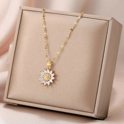 New Fashion Sunflower Necklace – 18K Gold Plated Stainless Steel Clavicle Chain, Sweet Trendy Jewelry Gift for Women & Girls.