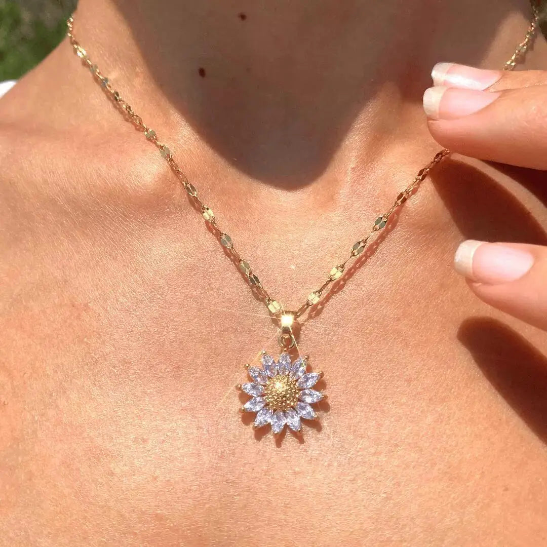 New Fashion Sunflower Necklace – 18K Gold Plated Stainless Steel Clavicle Chain, Sweet Trendy Jewelry Gift for Women & Girls.
